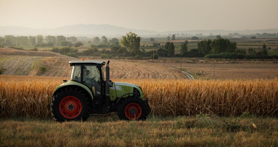 Spreader on a Maize field