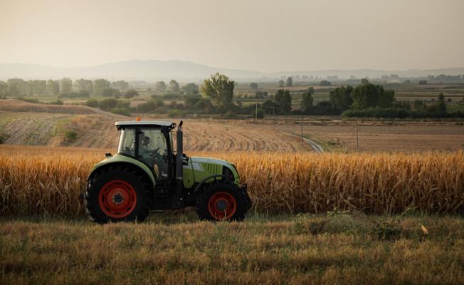 Spreader on a Maize field